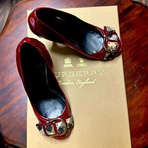 Burberry authentic patent leather pump, size 37